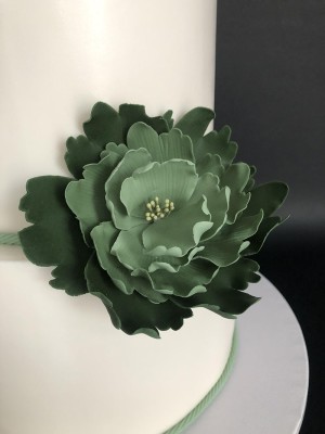 Grøn og hvid fondant bryllupskage med sukker blomster