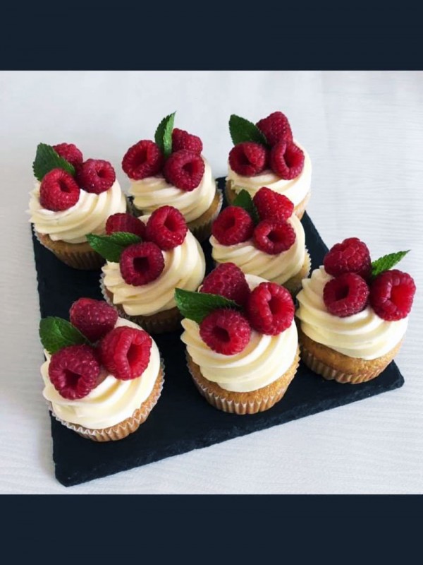 Vanilla cupcakes with cream cheese, topped with fresh berries