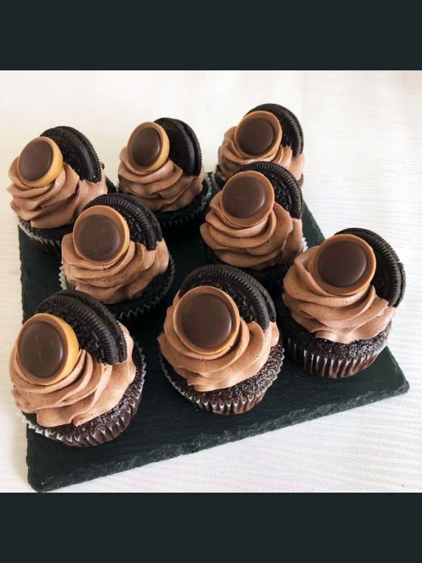 Chokolade cupcakes med chokoladecreme, pyntet med oreokiks og toffifee