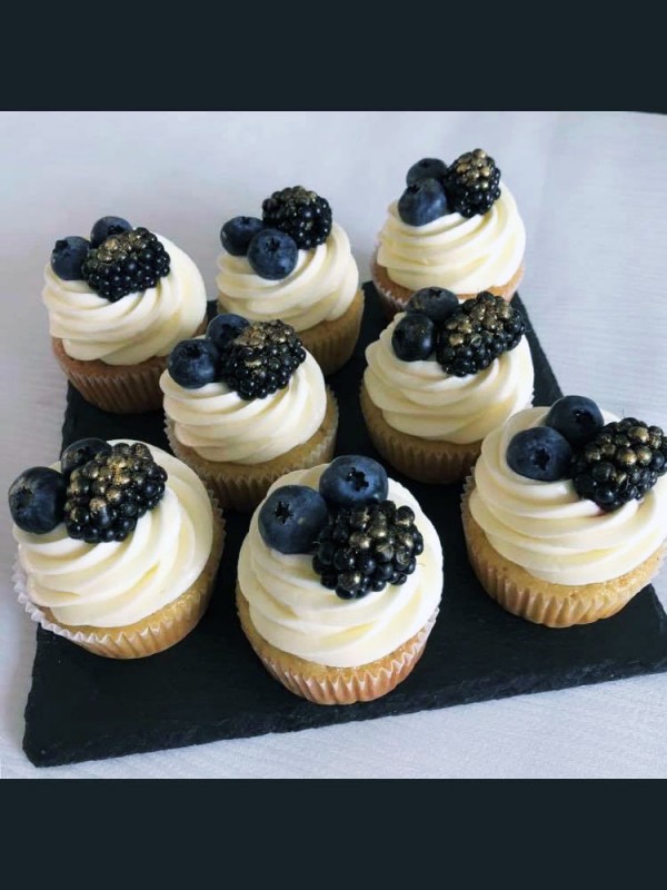 Vanilla cupcakes with cream cheese, topped with fresh berries