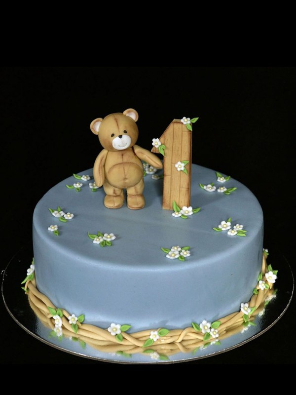 Kage til 1 års fødselsdag med bamse og 1- tal lavet af fondant
