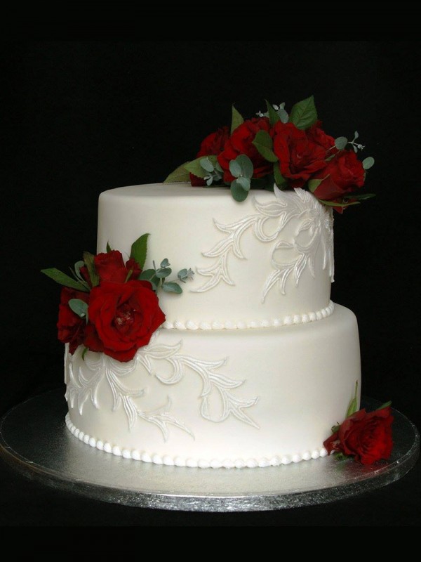 Hvid bryllupskage med røde roser