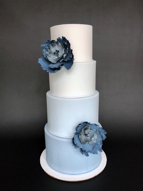 Ombre bryllupskage med sukkerblomster