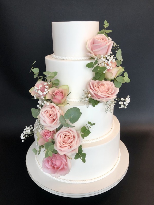 Hvid bryllupskage med lyserøde roser