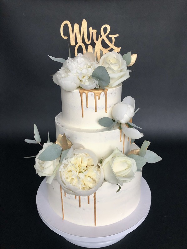 Mr&Mrs wedding cake with gold