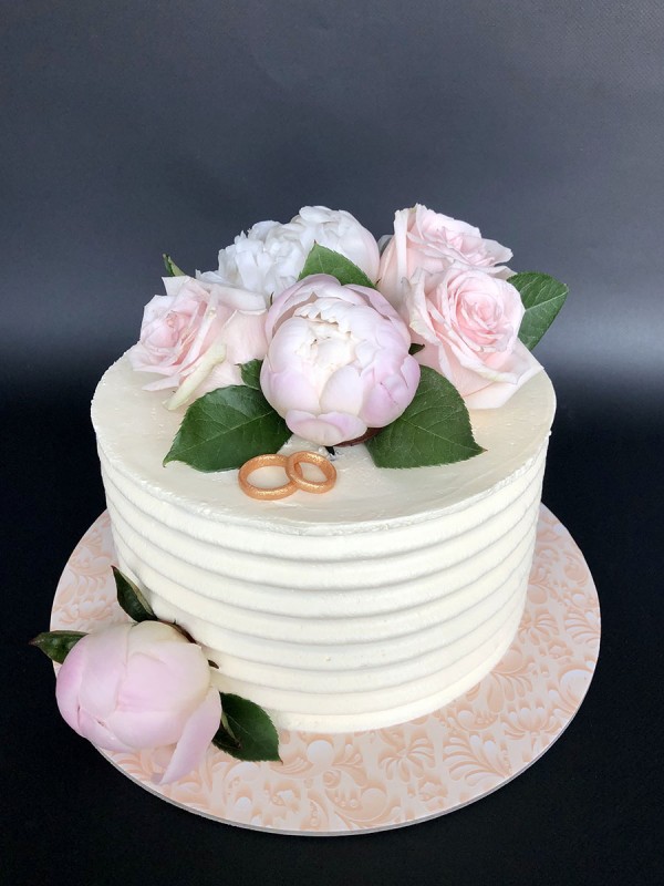 Wedding cake with wedding rings