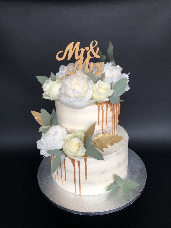 Mr&Mrs white wedding cake with gold