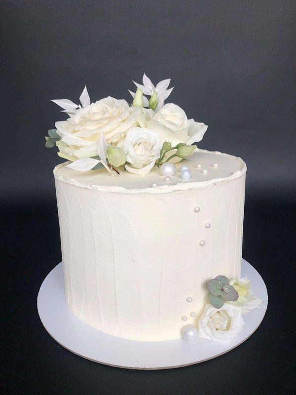 White wedding cake with fresh flowers