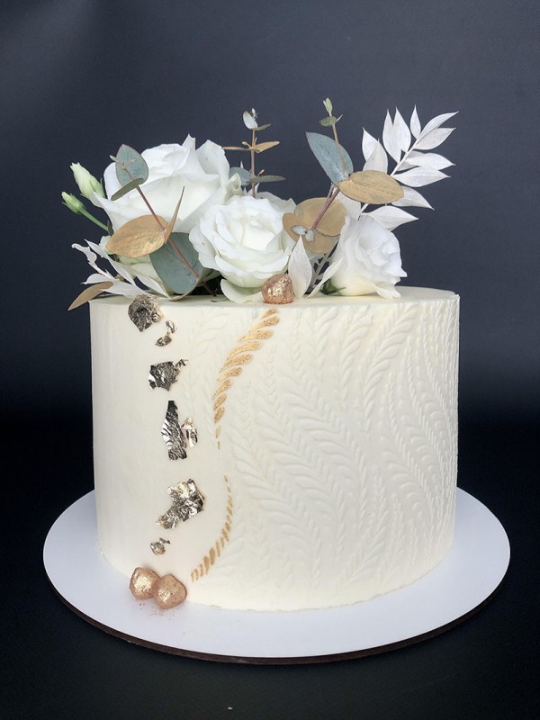 Wedding cake with fresh flowers and gold