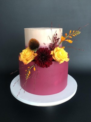 Bryllupskage i hvid og bordeaux med efterårsblomster