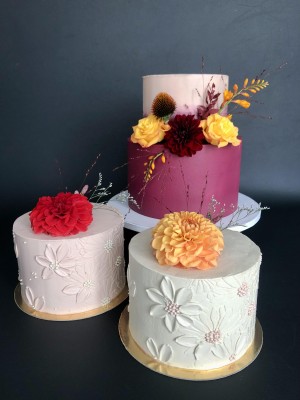 Bryllupskage i hvid og bordeaux med efterårsblomster