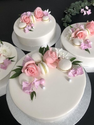 Mousse bryllupskage med hvid glaze