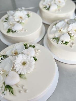 Mousse bryllupskage med hvid glaze