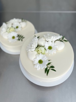 Mousse bryllupskage med hvid glaze
