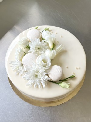 Mousse bryllupskage med hvid glaze