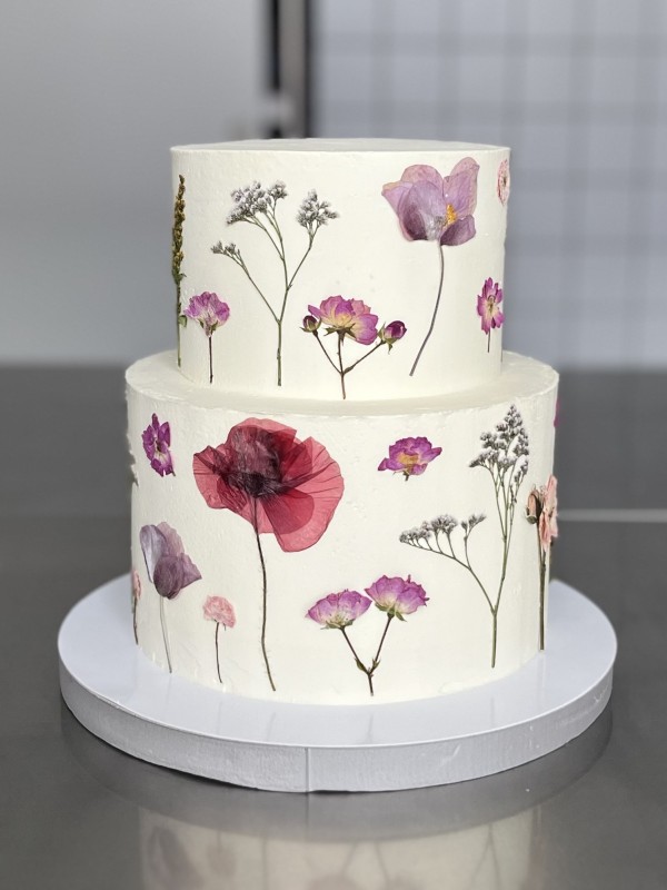 Kage med pressede blomster