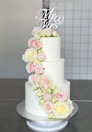 Bryllupskage med et vandfald af blomster