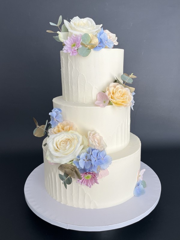 Elegant bryllupskage med pastelfarvede blomster